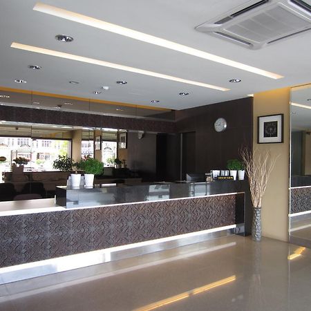 Radiant Hotel Sitiawan Esterno foto