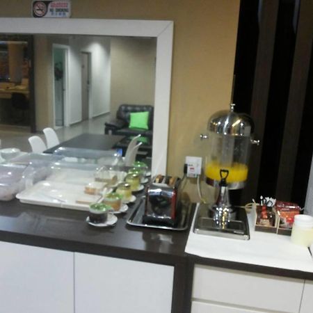 Radiant Hotel Sitiawan Esterno foto