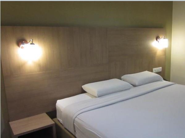 Radiant Hotel Sitiawan Esterno foto