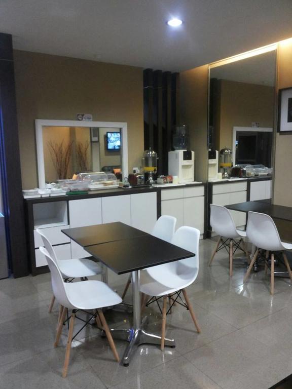 Radiant Hotel Sitiawan Esterno foto