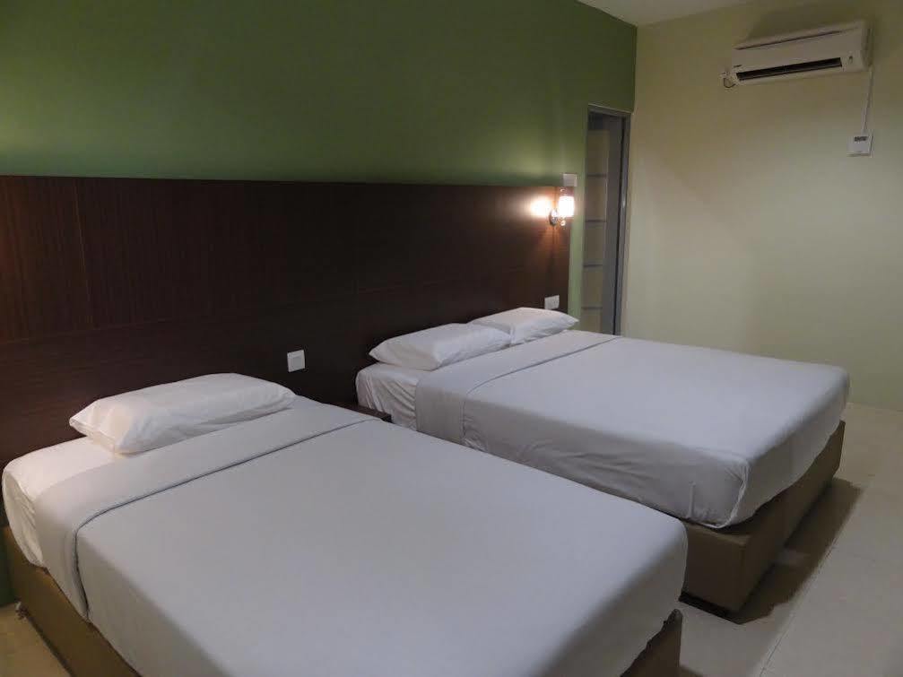 Radiant Hotel Sitiawan Esterno foto